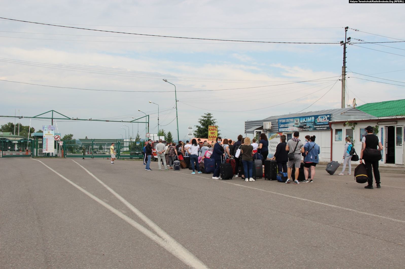 На кордоні з Польщею утворилися величезні черги: люди стоять на спеці по 9 годин