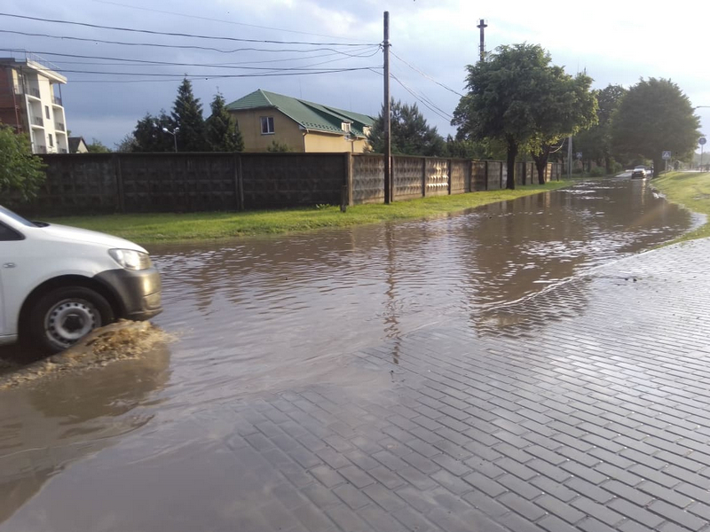 Злива перетворила українське місто у Венеції: потужні фото і відео