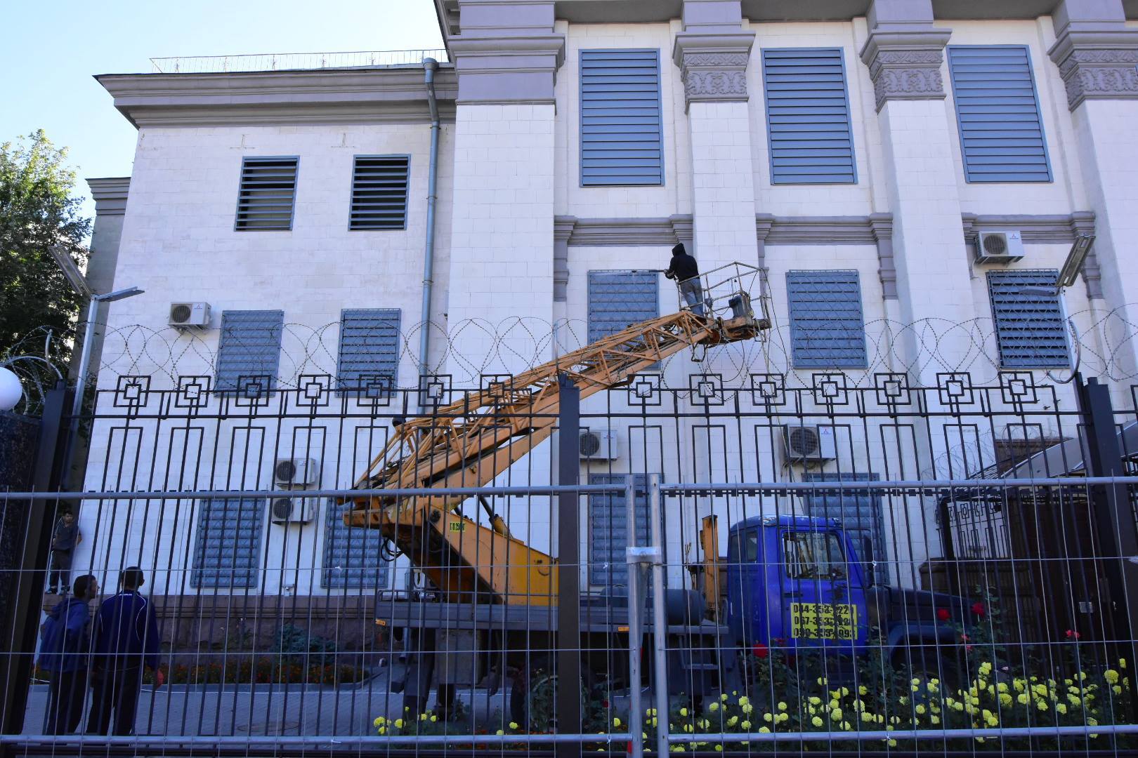 Никто не пройдет: посольство РФ в Киеве обнесли третьим забором