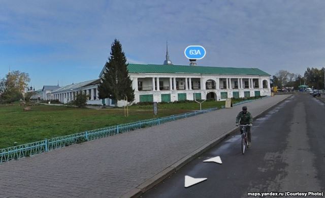 Суровая Россия: в Суздале деревья растут из лавочек