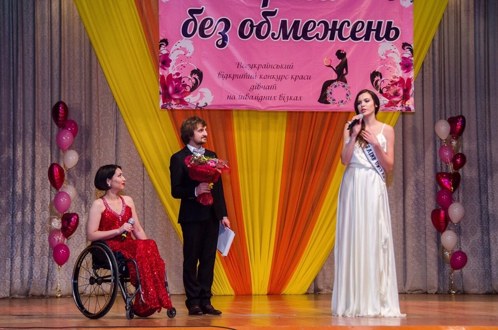 "Мисс Украина Вселенная 2016" посетила прифронтовую зону с благотворительным визитом