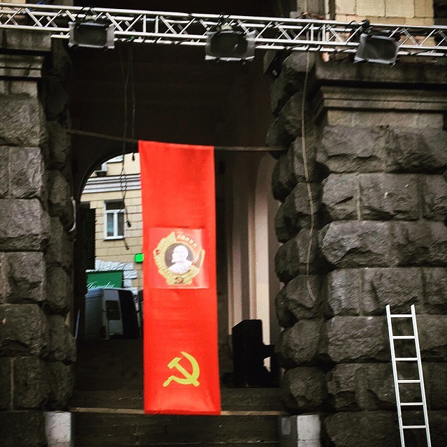 У центрі Києва вивісили комуністичні прапори: в мережі знайшли пояснення