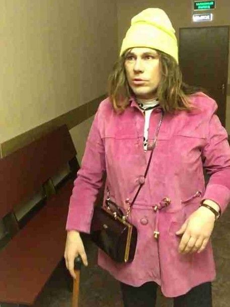 Чоловік переодягнувся в покійну матір, щоб отримати кредит (фото)