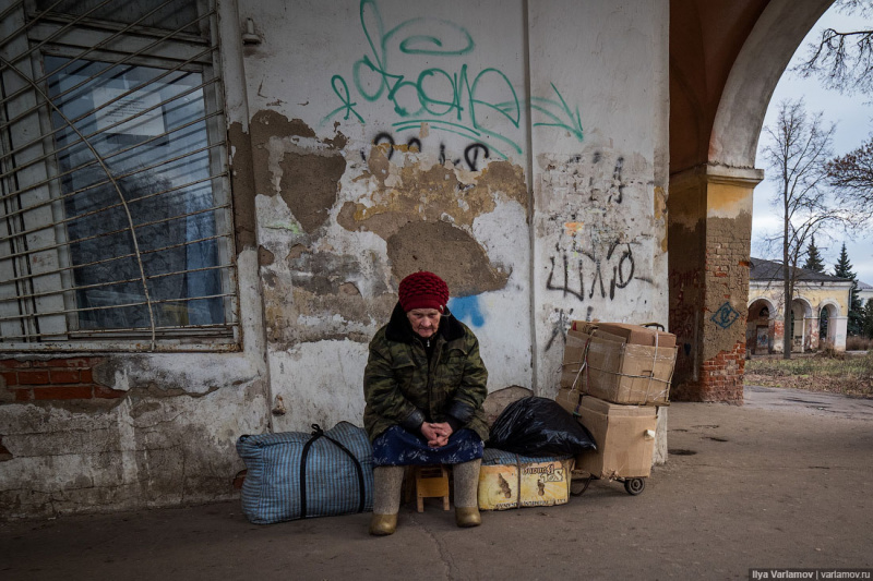 "Невероятная разруха": известный блогер показал, как живут люди в маленьком городке России