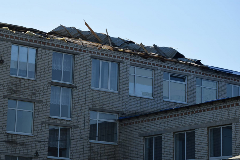 Тільки відремонтували: у Луганській області негода розвалила гімназію