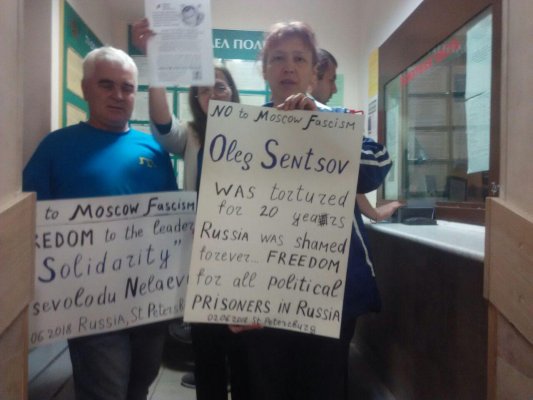 В России задержаны активисты, развернувшие флаг Украины в поддержку Олега Сенцова