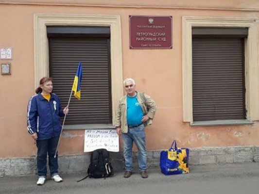 В России задержаны активисты, развернувшие флаг Украины в поддержку Олега Сенцова