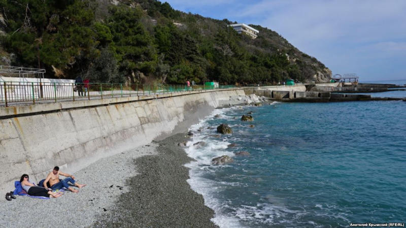 "Алыча в цвету и первые пляжники": в сети показали фотографии весеннего Крыма
