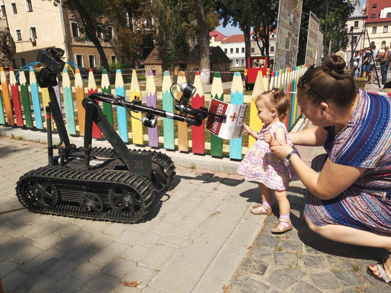 Особенно понравилось детям: саперы в честь Дня Независимости продемонстрировали современное оборудование (фото)