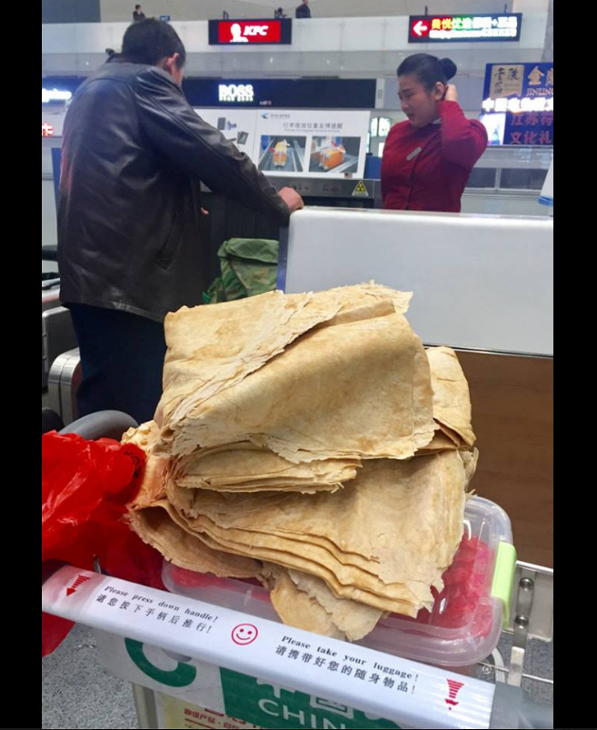 Чоловік взяв у літак 15 кілограмів млинців, які напекла йому мама