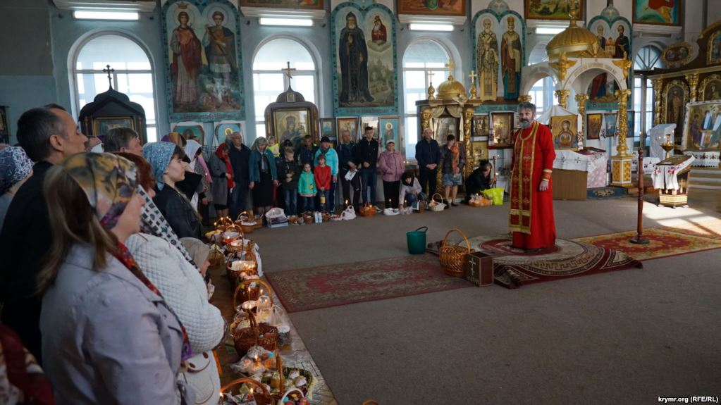 В окупованому Криму віряни святили паски у вишиванках (відео)