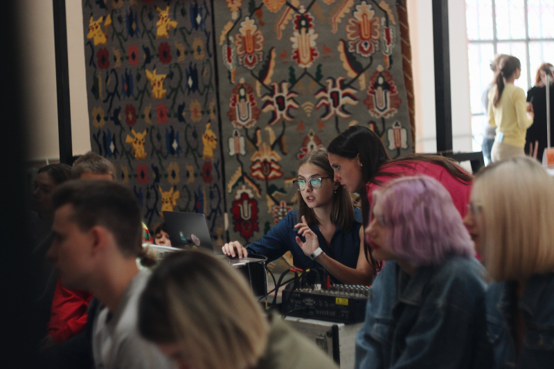 Осознанная мода: в Киеве учились шить ковры и сдавали одежду на благотворительность