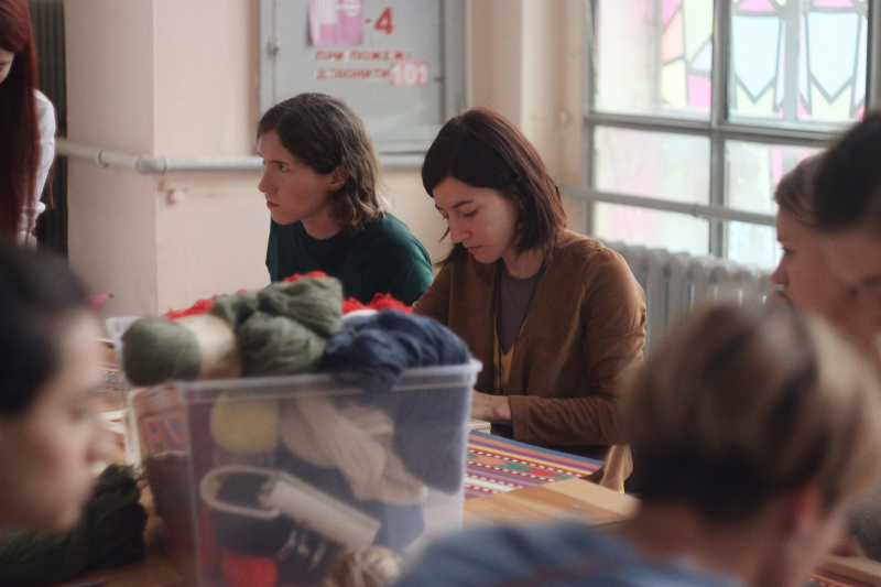 Осознанная мода: в Киеве учились шить ковры и сдавали одежду на благотворительность