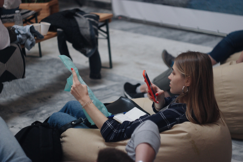 Осознанная мода: в Киеве учились шить ковры и сдавали одежду на благотворительность