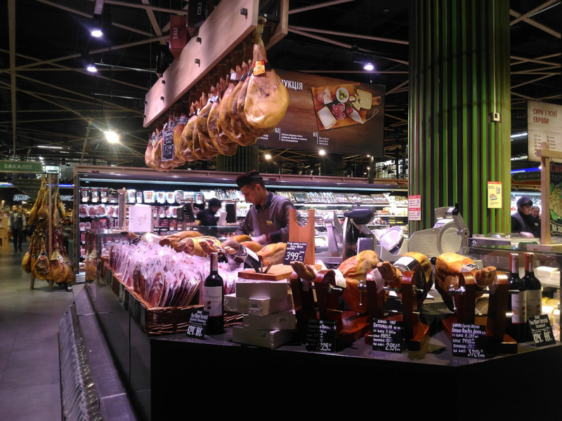 &quot;О, запрещеночка&quot;: российский блогер показал, что едят &quot;нищие украинцы&quot;