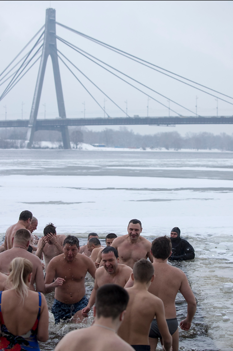 Хрещення 2018: Кличко разом з главами районів Києва викупався в Дніпрі