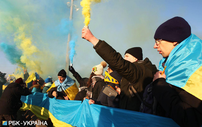 В Киеве на мосту Патона провели акцию "Живая цепь соборности" (фоторепортаж)