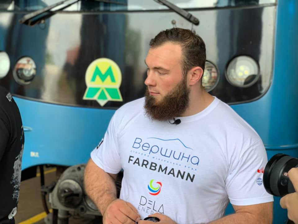 У метро Києва встановили рекорд з перетягування поїзда: сильні фото і відео