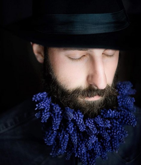 Новый тренд: бородатые мужчины поражают весенним украшением (фото)