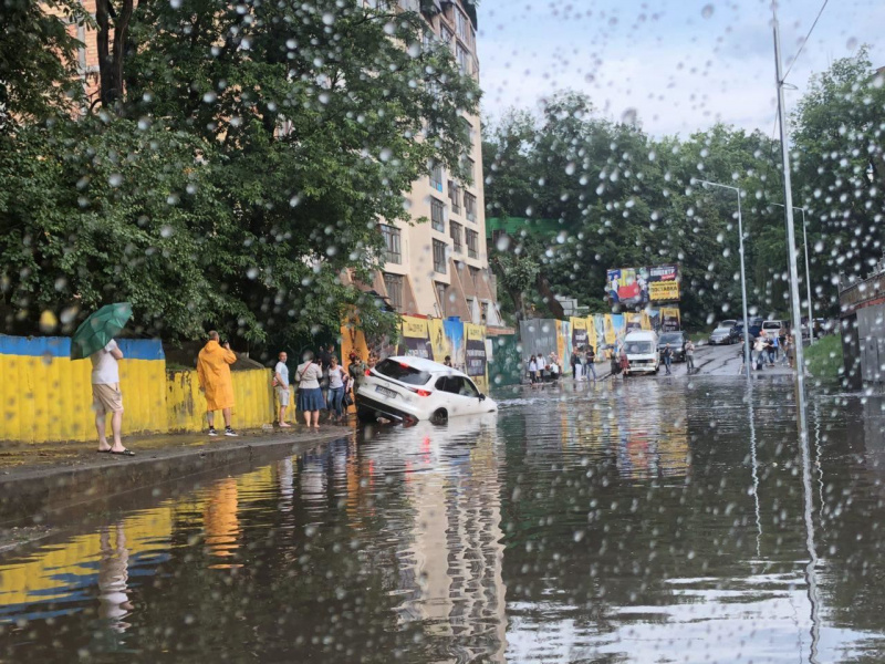 Утонули автомобили: в Киеве прошел мощный ливень (фото)