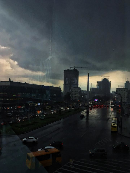 Утонули автомобили: в Киеве прошел мощный ливень (фото)