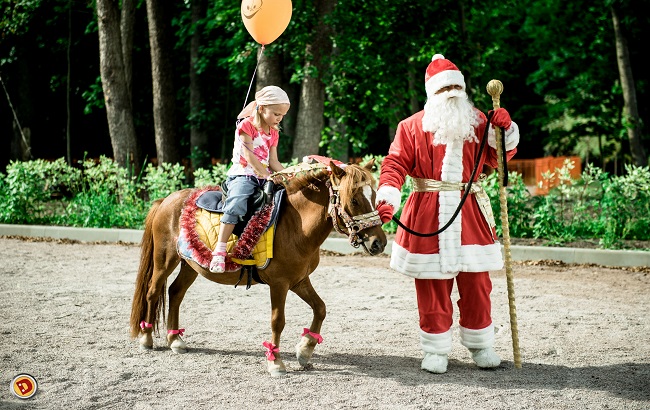 Евгению Сморигину пришлось подрабатывать Дедом Морозом в сорокаградусную жару