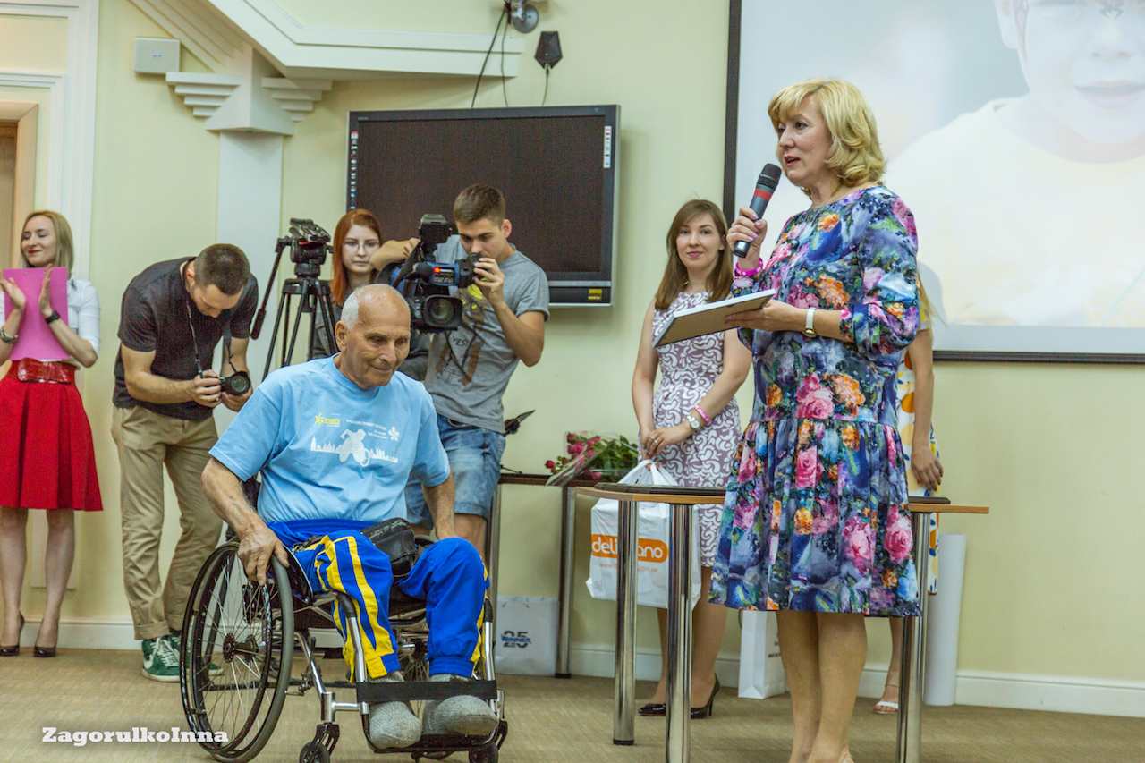 &quot;Пробіг під каштанами&quot; передав Кардіоцентру  чек на рекордні 2 млн грн для порятунку маленьких сердець