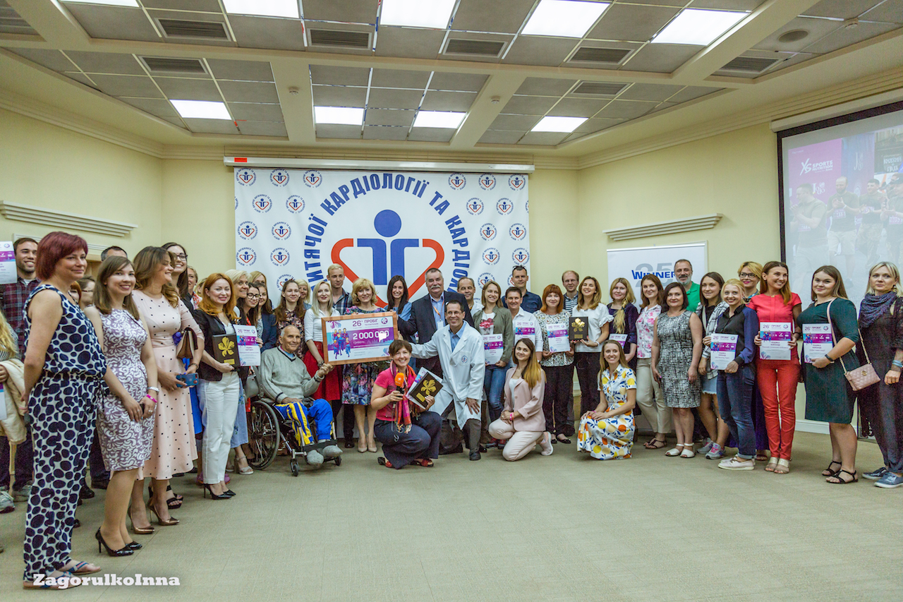 &quot;Пробіг під каштанами&quot; передав Кардіоцентру  чек на рекордні 2 млн грн для порятунку маленьких сердець