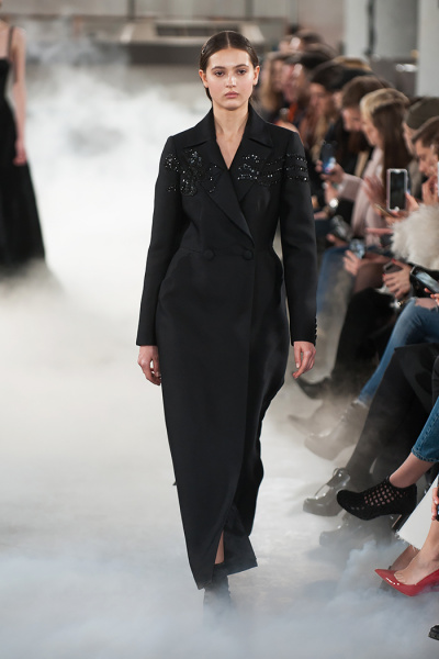 "Фешн-уніформа": Катя Осадча в образі а-ля 70-ті пройшлася по Головпоштамту у Києві