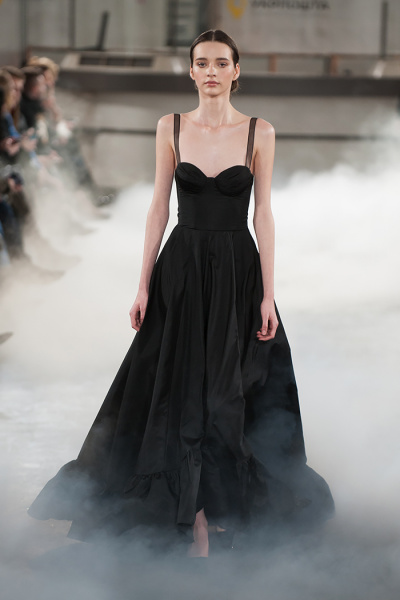 "Фешн-уніформа": Катя Осадча в образі а-ля 70-ті пройшлася по Головпоштамту у Києві