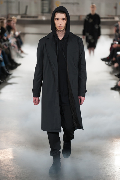 "Фешн-уніформа": Катя Осадча в образі а-ля 70-ті пройшлася по Головпоштамту у Києві