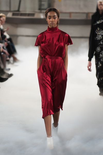 "Фешн-уніформа": Катя Осадча в образі а-ля 70-ті пройшлася по Головпоштамту у Києві