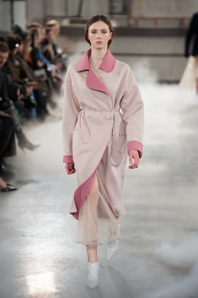 "Фешн-уніформа": Катя Осадча в образі а-ля 70-ті пройшлася по Головпоштамту у Києві