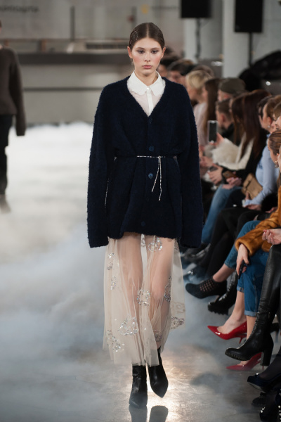 "Фешн-уніформа": Катя Осадча в образі а-ля 70-ті пройшлася по Головпоштамту у Києві