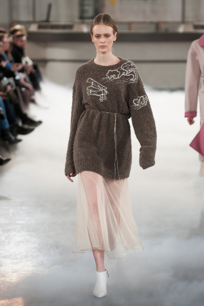 &quot;Фешн-уніформа&quot;: Катя Осадча в образі а-ля 70-ті пройшлася по Головпоштамту у Києві