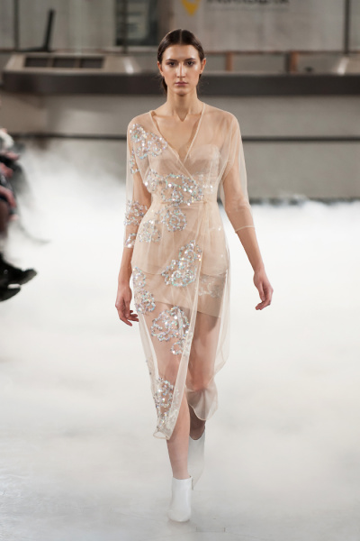 "Фешн-уніформа": Катя Осадча в образі а-ля 70-ті пройшлася по Головпоштамту у Києві