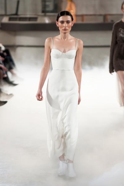 "Фешн-уніформа": Катя Осадча в образі а-ля 70-ті пройшлася по Головпоштамту у Києві