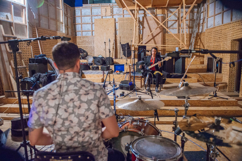 "Тримай мене": Бумбокс и The Gitas презентовали акустическую версию эмоциональной песни