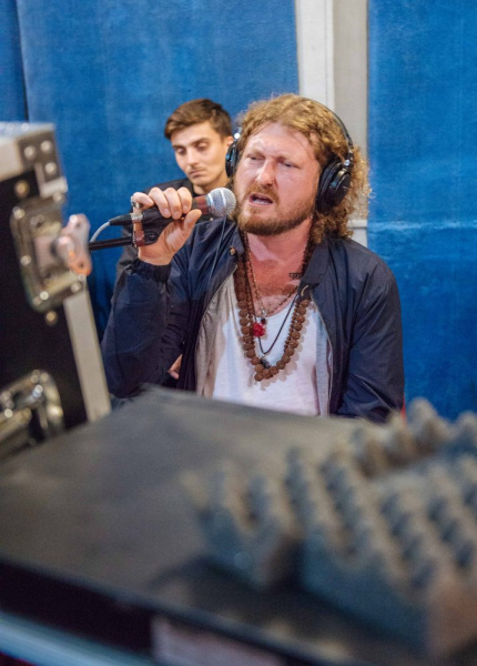 "Тримай мене": Бумбокс и The Gitas презентовали акустическую версию эмоциональной песни