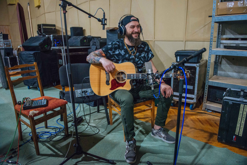 "Тримай мене": Бумбокс и The Gitas презентовали акустическую версию эмоциональной песни