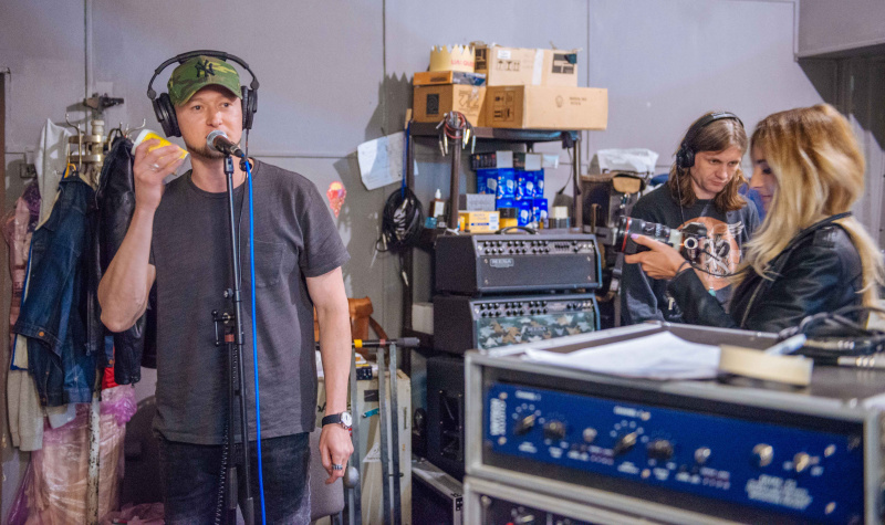 "Тримай мене": Бумбокс и The Gitas презентовали акустическую версию эмоциональной песни