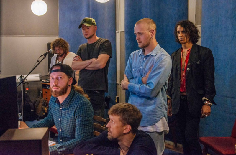 "Тримай мене": Бумбокс и The Gitas презентовали акустическую версию эмоциональной песни