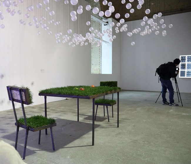 Инсталляция "Черный дождь" Владислава Новаковского