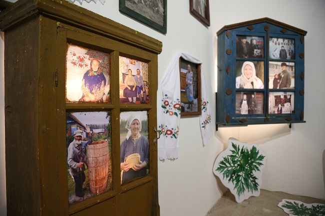 Инсталляция "Счастливые" с фотографиями жителей украинского Полесья