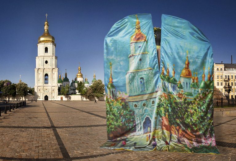 "Шторочки с окон пригодились": в сети показали платье украинки для конкурса "Мисс Вселенная 2017"