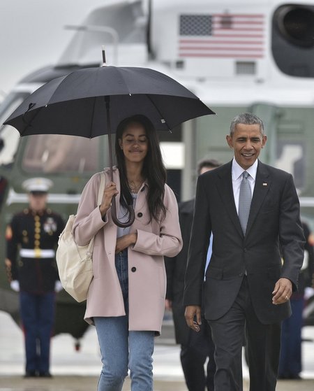 Трамп бросил жену и сына под дождем, забрав себе зонтик (видео)