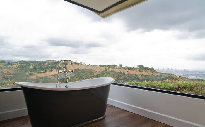 Панорамный вид в ванной комнате: дизайнер рассказала о новом тренде богачей