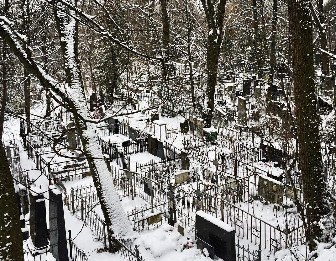 Кресты ломать больше не будут: на киевских кладбищах установят видеонаблюдение