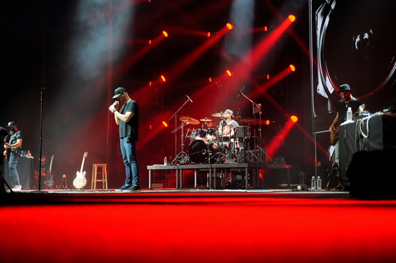 "Голий король": в Киеве отгремел большой сольный концерт группы "Бумбокс" (фотоотчет)