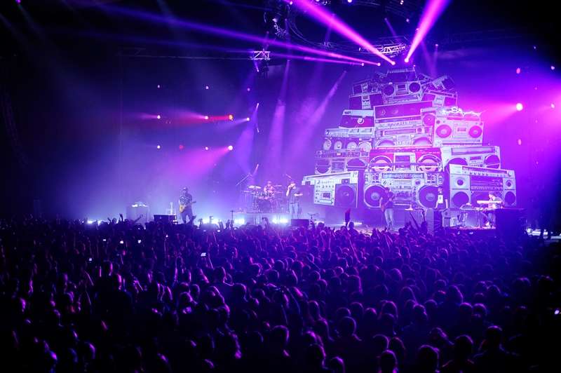 "Голий король": в Киеве отгремел большой сольный концерт группы "Бумбокс" (фотоотчет)